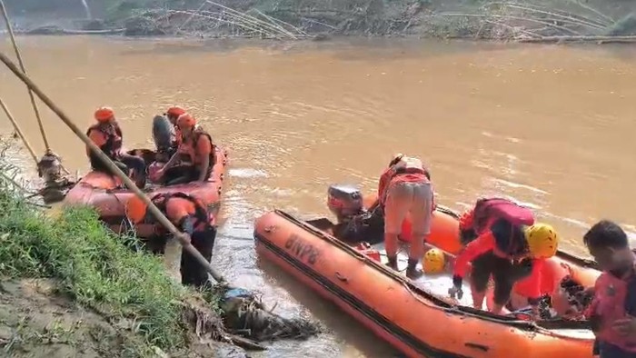 Bocah Hilang di Sungai Cisimeut, Tim SAR Lakukan Pencarian Intensif