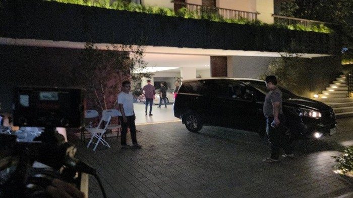 3 Mobil Penyidik KPK Keluar Usai Satu Jam Geledah Rumah Wamen Imipas Silmy Karim