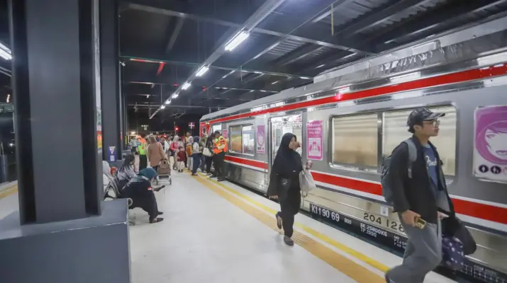 3 KRL Rangkasbitung Ubah Rute, Massa di Jalur Rel Ganggu Perjalanan