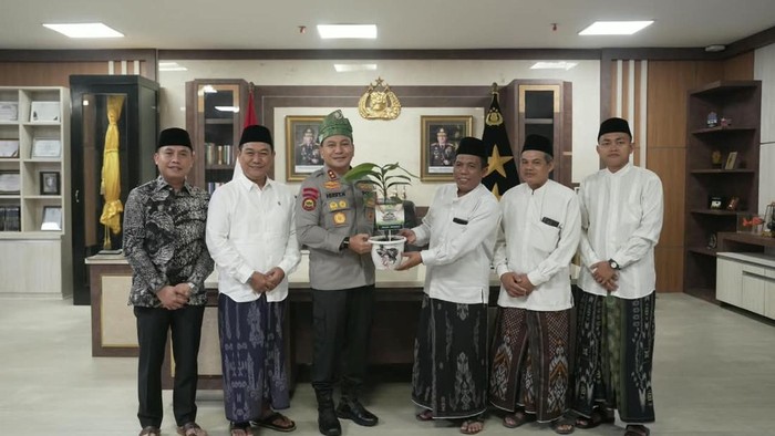 Kapolda Riau Dorong Kiai dan Santri Bersama Polri Jaga Lingkungan serta Kamtibmas