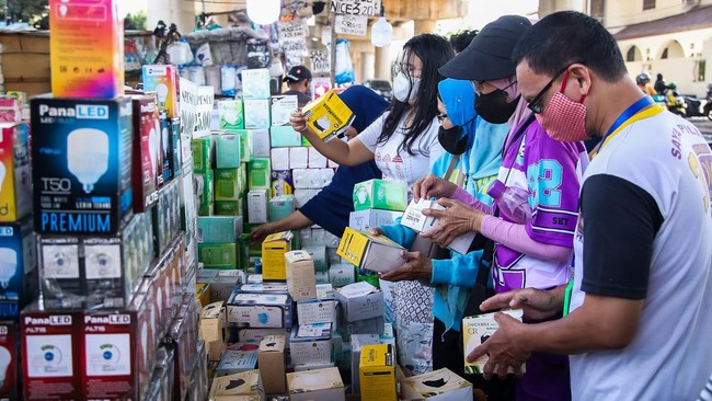 Warga Jakarta Ramai Cari Masker setelah Abu Anak Krakatau Capai Ibu Kota